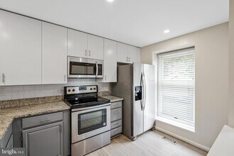 1594 Poplar Grove Dr in Reston, VA - Foto de edificio - Building Photo