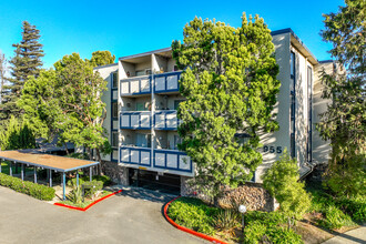 South Shore Beach and Tennis Club Condominium in Alameda, CA - Building Photo - Building Photo