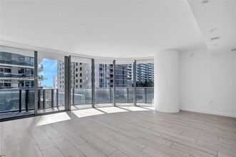 45 SW 9th St in Miami, FL - Building Photo - Building Photo