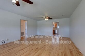 120 Travis St in Kerrville, TX - Building Photo - Building Photo