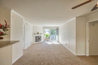5535 Canoga Ave, Unit 203 in Woodland Hills, CA - Building Photo - Building Photo