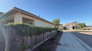 2688 Vartikian Ave in Clovis, CA - Building Photo - Building Photo