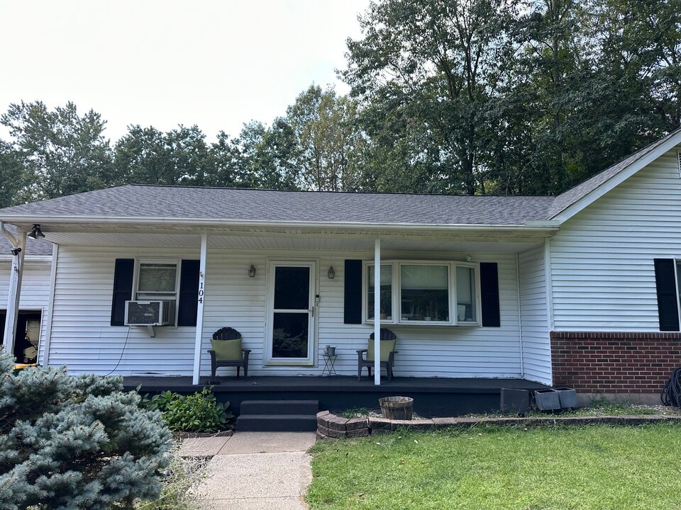104 Aspen Cir in East Stroudsburg, PA - Building Photo