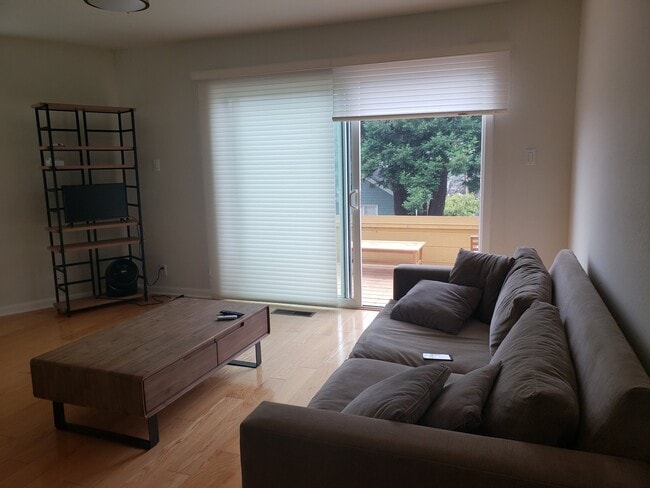 962 Ferdinand Ave in El Granada, CA - Foto de edificio - Building Photo