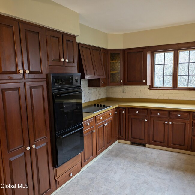 1556 Dean St in Niskayuna, NY - Building Photo - Building Photo