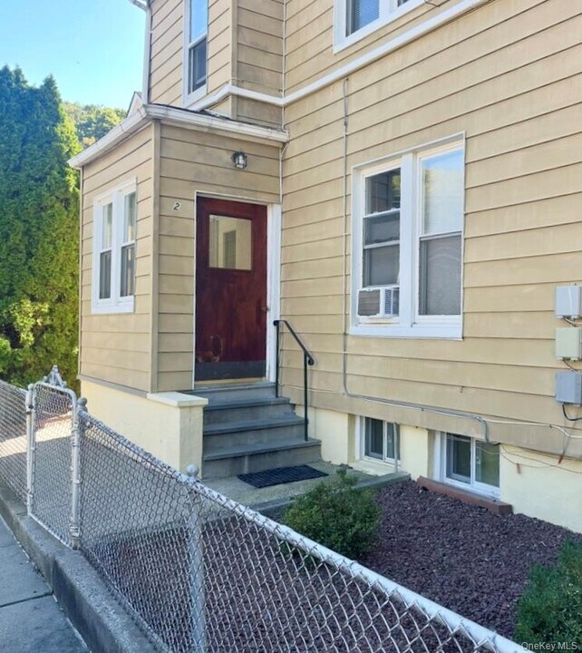 2 Holly Pl in Hastings On Hudson, NY - Building Photo