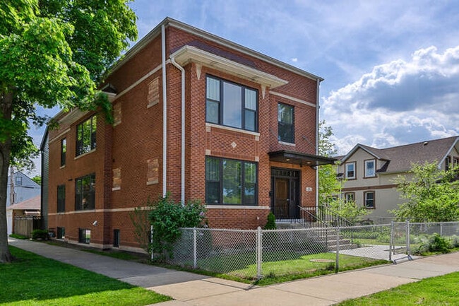 property at 5801 W Ainslie St