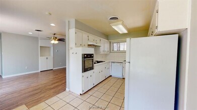 1618 George Bush Dr in College Station, TX - Foto de edificio - Building Photo