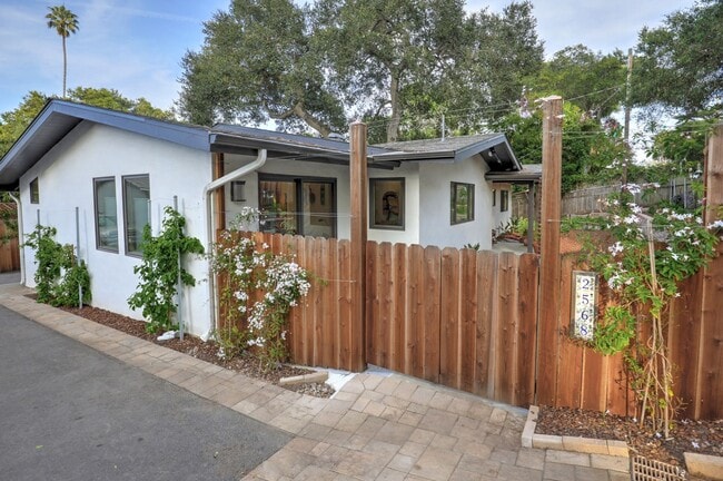 2568 Mesa School Ln in Santa Barbara, CA - Building Photo - Building Photo