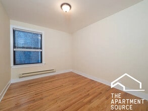 631 W Barry Ave, Unit 204 in Chicago, IL - Foto de edificio - Building Photo