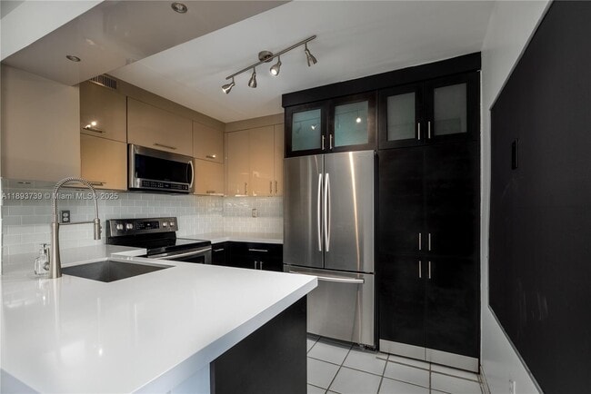 575 W Park Dr in Miami, FL - Building Photo - Building Photo