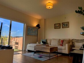 3410 Coral Wy in Miami, FL - Foto de edificio - Building Photo