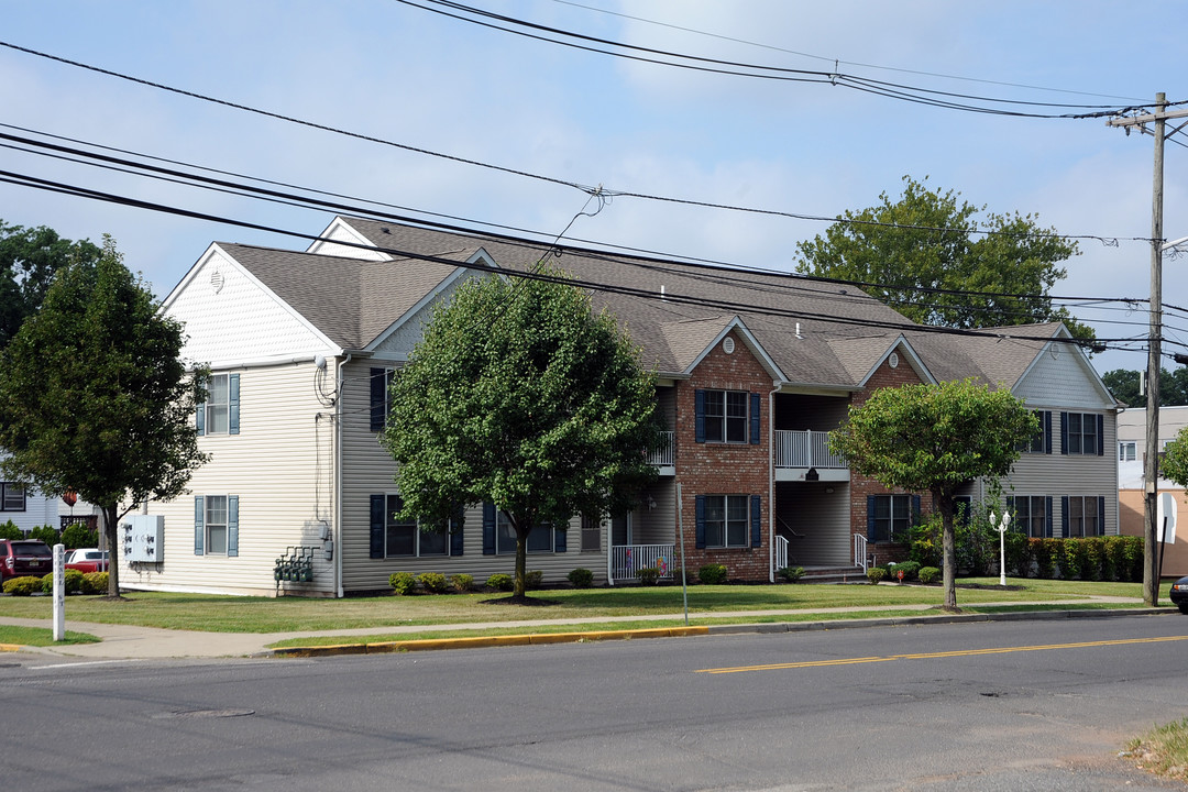 445 Avenel St in Avenel, NJ - Building Photo