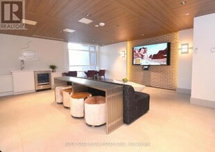 417 N Service Rd in Hamilton, ON - Building Photo - Building Photo