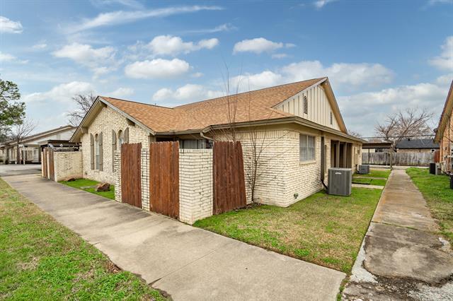 724 E Pecan St in Hurst, TX - Building Photo