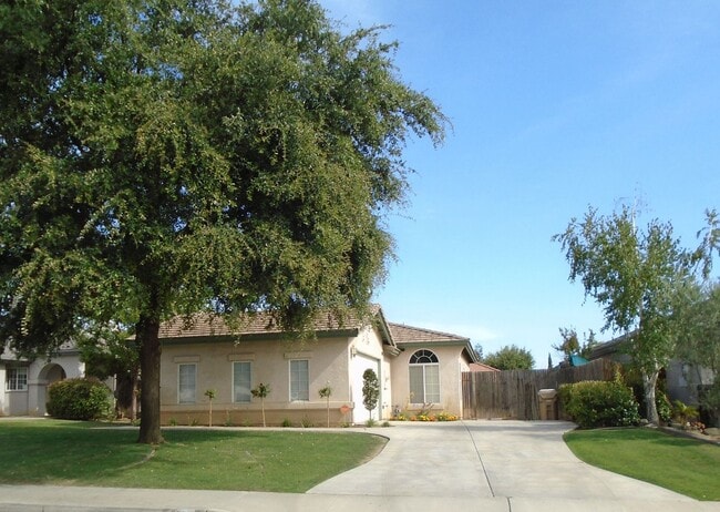 9803 San Ysidro Ln in Bakersfield, CA - Foto de edificio - Building Photo