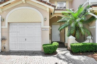 12426 SW 122nd St in Miami, FL - Foto de edificio - Building Photo