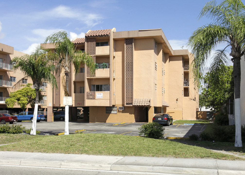 1311 NE 125th St in North Miami, FL - Foto de edificio