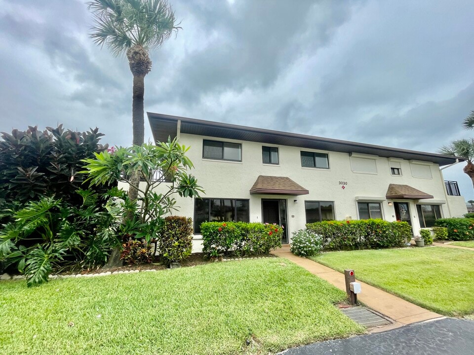 3030 N Atlantic Ave in Cocoa Beach, FL - Building Photo