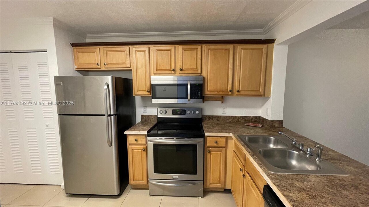 871 NE 207th Terrace in Miami, FL - Building Photo
