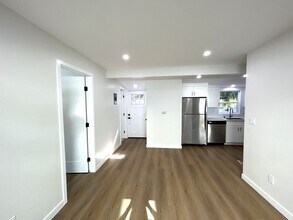 323 S Ditmar St in Oceanside, CA - Building Photo - Building Photo