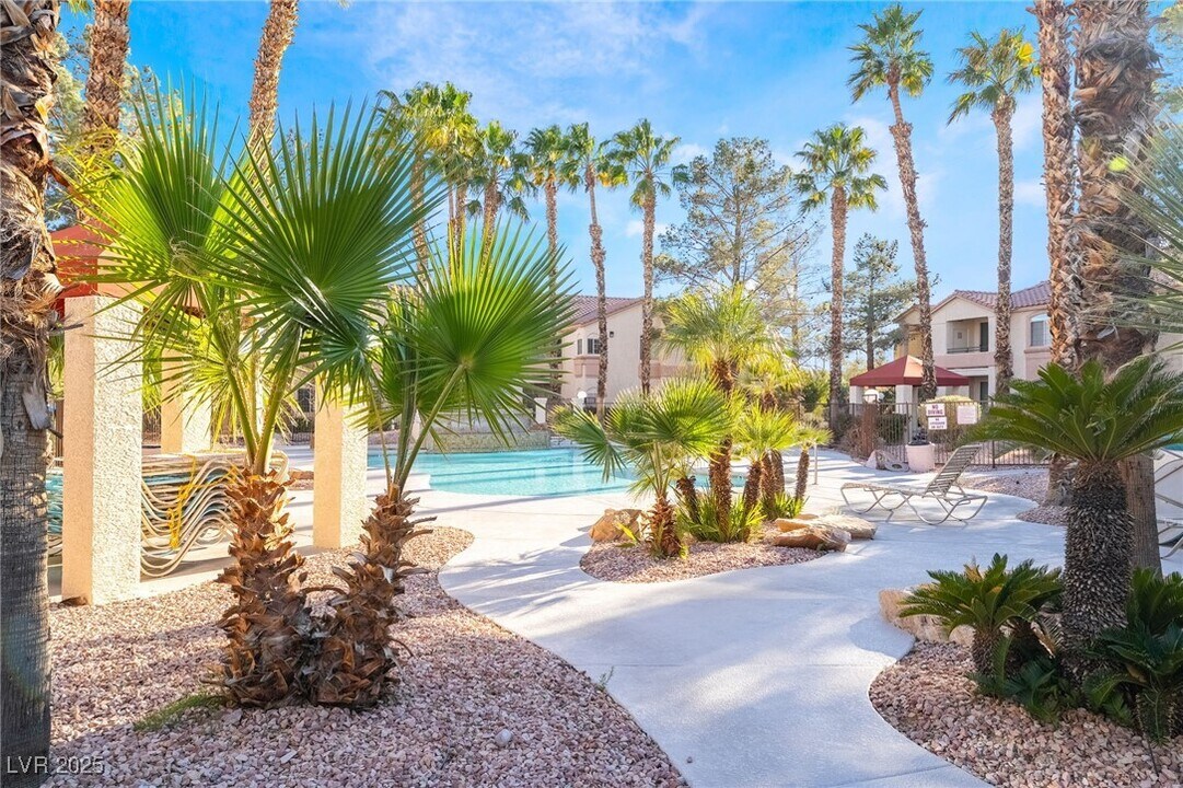 1830 N Buffalo Dr in Las Vegas, NV - Building Photo