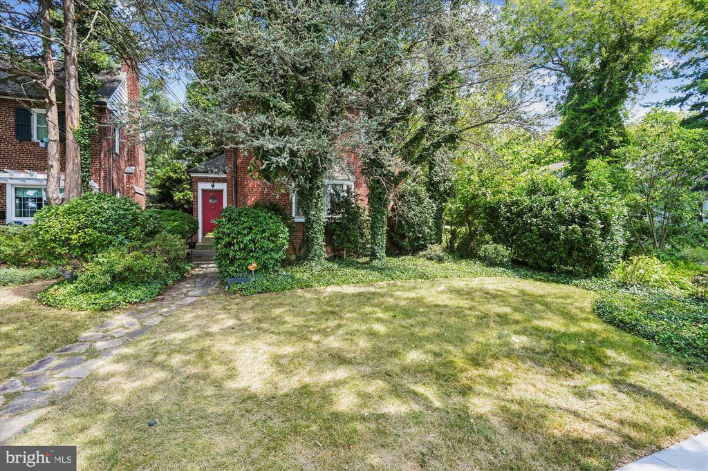 4729 MacArthur Blvd NW in Washington, DC - Building Photo