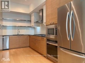 121-T121 McMahon Dr in Toronto, ON - Building Photo - Building Photo
