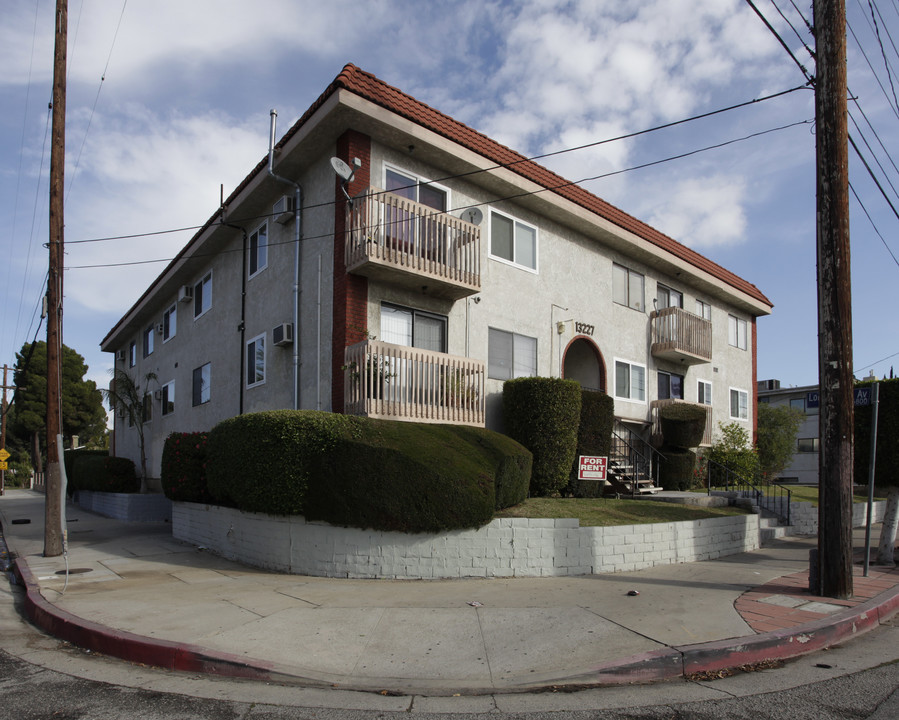 13227 Vanowen St in North Hollywood, CA - Building Photo