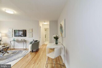 4004 Beecher St NW, Unit 301 in Washington, DC - Building Photo - Building Photo
