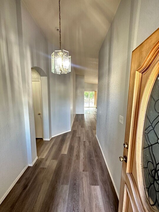6615 Tradewinds Dr in Bakersfield, CA - Building Photo