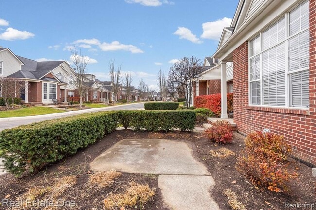 23102 Alexa Dr in Commerce Township, MI - Building Photo - Building Photo