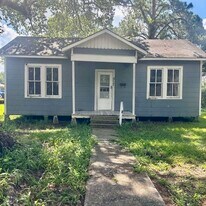 517 Lasalle St in St. Martinville, LA - Building Photo