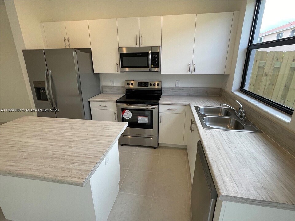 883 NE 211th St in North Miami Beach, FL - Building Photo