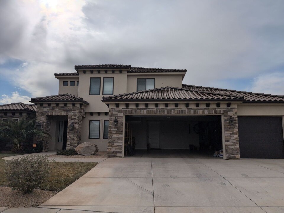 2582 S Sycamore Cir in Washington, UT - Building Photo