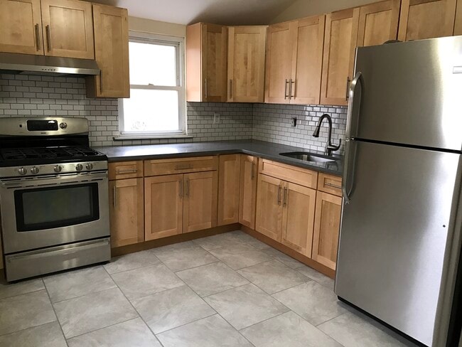 209 Tibbetts Rd, Unit 1st floor in Yonkers, NY - Foto de edificio - Building Photo