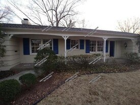 8432 Sagamore Rd in Leawood, KS - Building Photo