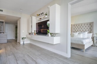 121 NE 34th St in Miami, FL - Building Photo - Building Photo