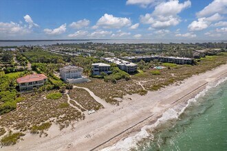 5801 Gulf of Mexico Dr in Longboat Key, FL - Foto de edificio - Building Photo