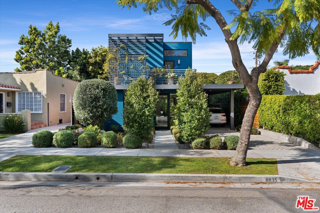 8835 Rosewood Ave in West Hollywood, CA - Building Photo