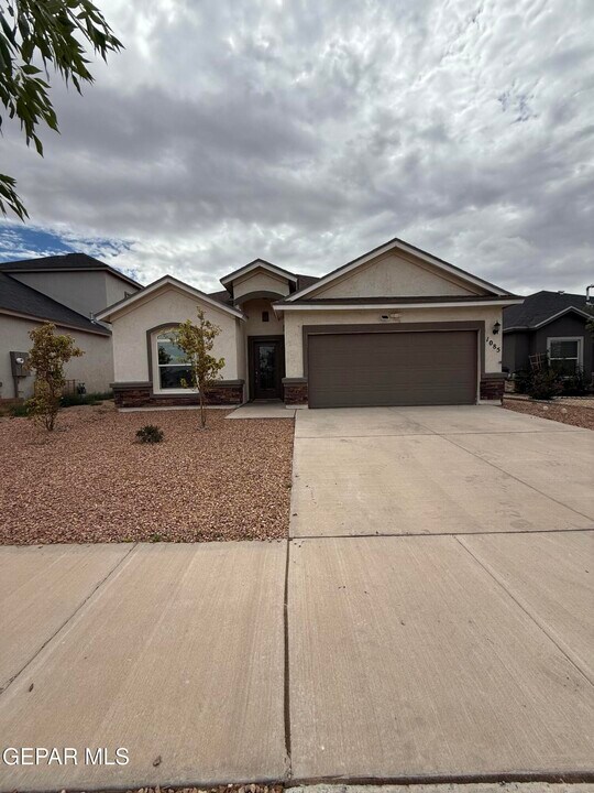 1085 Summer Breeze Pl in Horizon City, TX - Building Photo