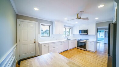 165 Evelyn Rd, Unit #1 in Waban, MA - Foto de edificio - Building Photo