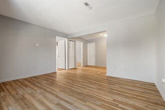 511 Poplar St, Unit C in Graham, NC - Foto de edificio - Building Photo