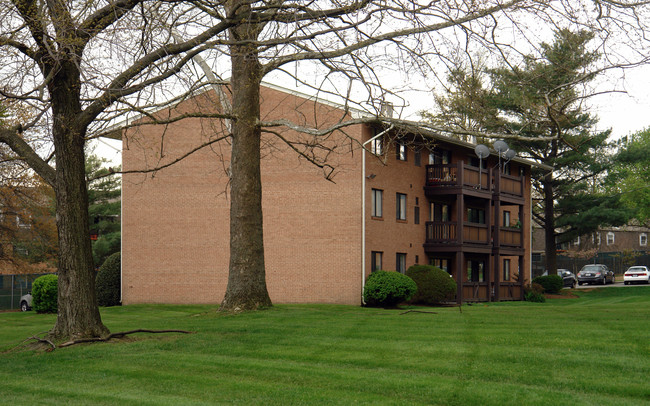 Falls Church Gardens in Falls Church, VA - Foto de edificio - Building Photo