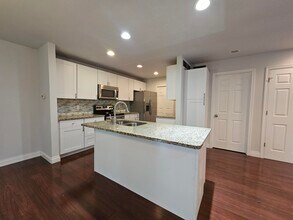 324 Stratford Ln in Lake Orion, MI - Building Photo - Building Photo