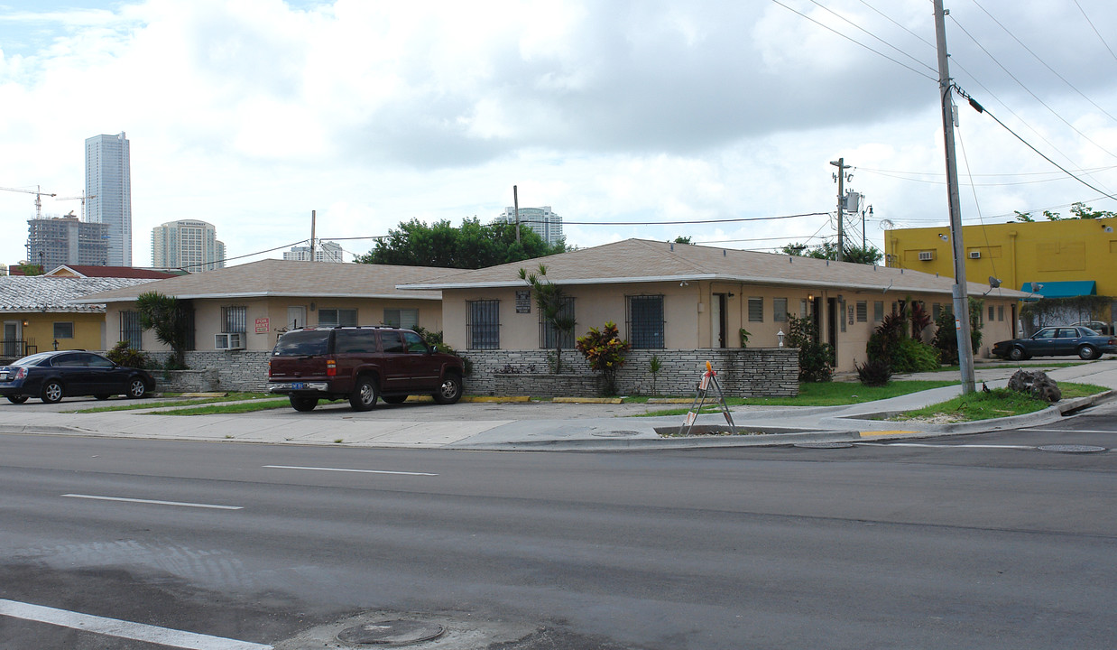 590 SW 7th St in Miami, FL - Building Photo