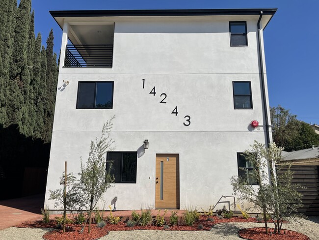 14243 Victory Blvd in Van Nuys, CA - Building Photo - Building Photo