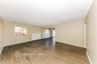 321 W Hacienda Dr in Corona, CA - Building Photo - Building Photo