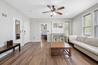 586 Pleasant St, Unit Room 2 in Worcester, MA - Foto de edificio - Building Photo