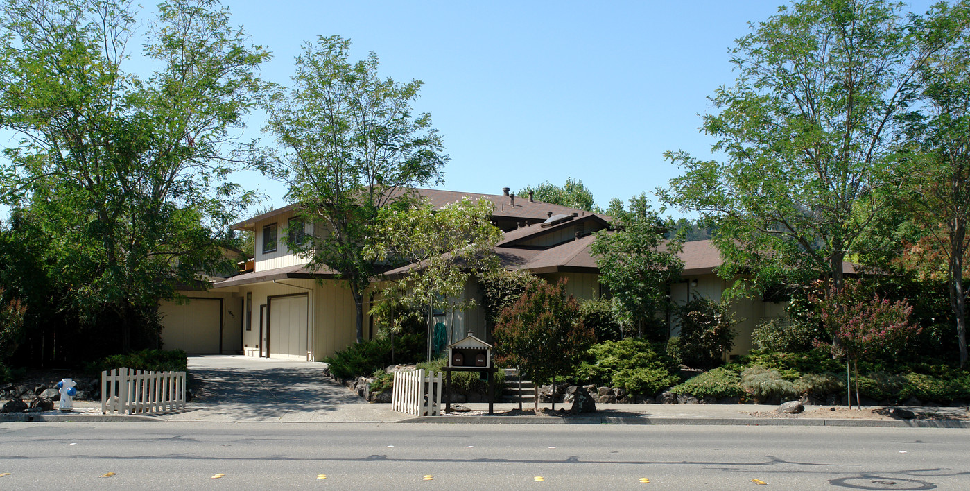 1851 Mission Blvd in Santa Rosa, CA - Foto de edificio